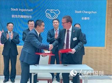 （10月16日，第十屆巴伐利亞中國日在慕尼黑舉行。圖為簽約儀式現(xiàn)場。人民網(wǎng)記者劉赫攝）