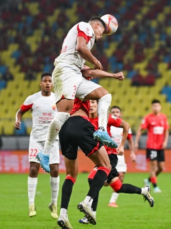 10月18日，上海海港隊(duì)球員蔣光太（上）在比賽中和成都蓉城隊(duì)球員費(fèi)利佩（下）爭頂。新華社記者 王曦 攝