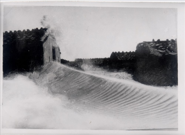 昔日的東山島風(fēng)沙掩埋部分村民村舍（資料照片）。
