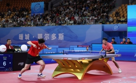 10月18日，上海隊選手樊振東（左）在單打比賽中發(fā)球。他3:2戰(zhàn)勝福建隊選手程靖淇。新華社記者 王楷焱 攝