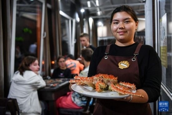 9月2日，俄羅斯符拉迪沃斯托克一家餐館的服務員在展示帝王蟹。新華社記者 曹陽 攝