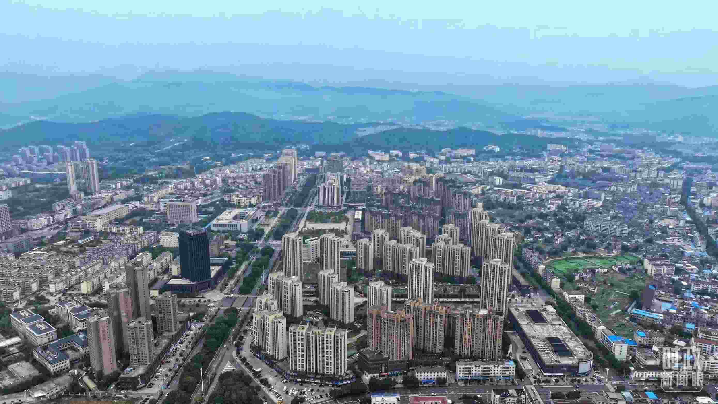 △俯瞰桐城市。（總臺(tái)記者葛啟文拍攝）