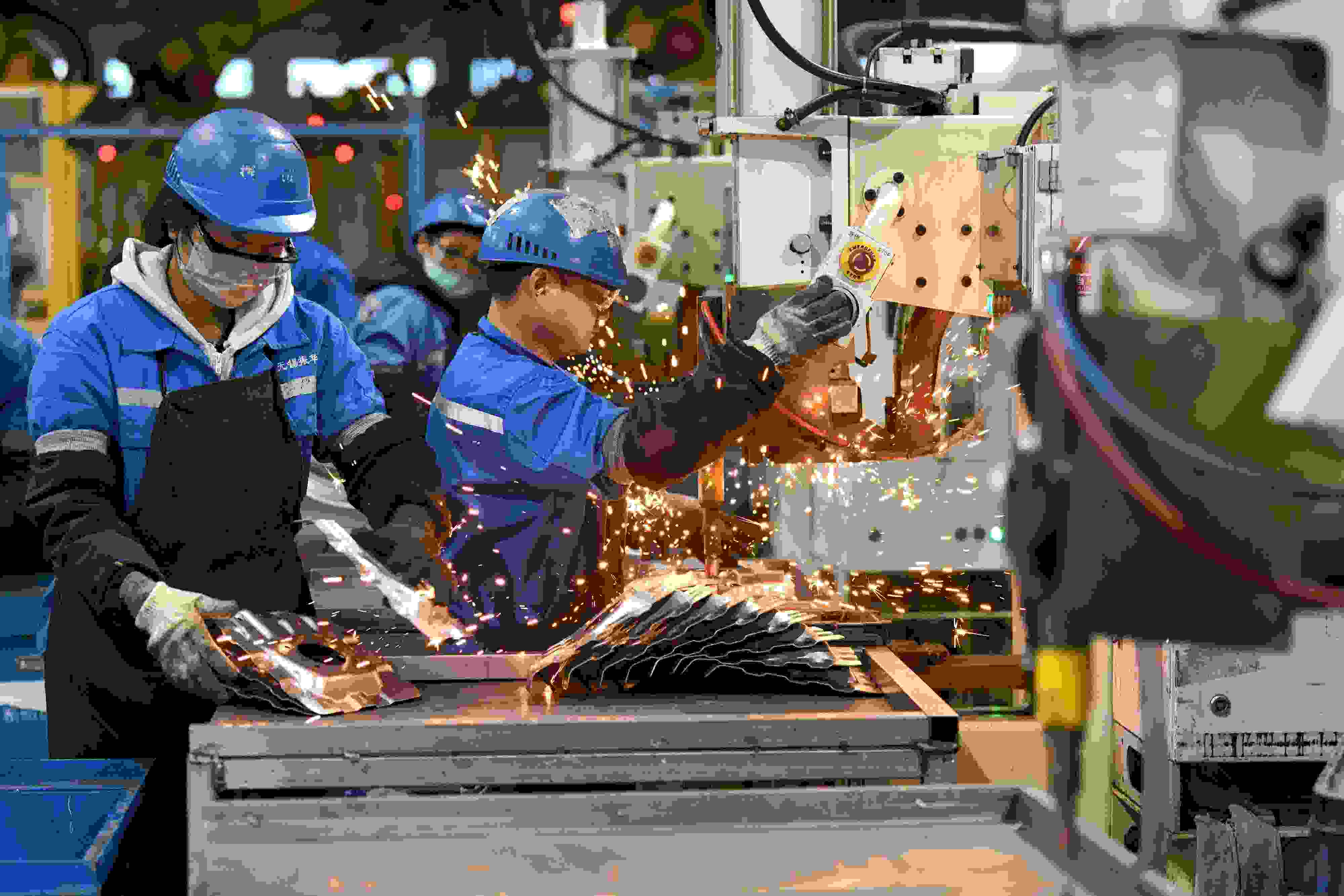 2023年2月7日，福建省寧德市蕉城區(qū)一家汽車零部件生產(chǎn)企業(yè)的生產(chǎn)線上一派繁忙景象。