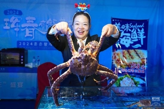 9月19日，在吉林省琿春市，商家在展示售賣的帝王蟹。新華社記者 許暢 攝