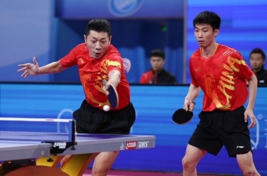 10月18日，上海隊組合許昕（左）/周愷在雙打比賽中。他們3:0戰(zhàn)勝福建隊組合曾蓓勛/陳俊菘。新華社記者 王楷焱 攝