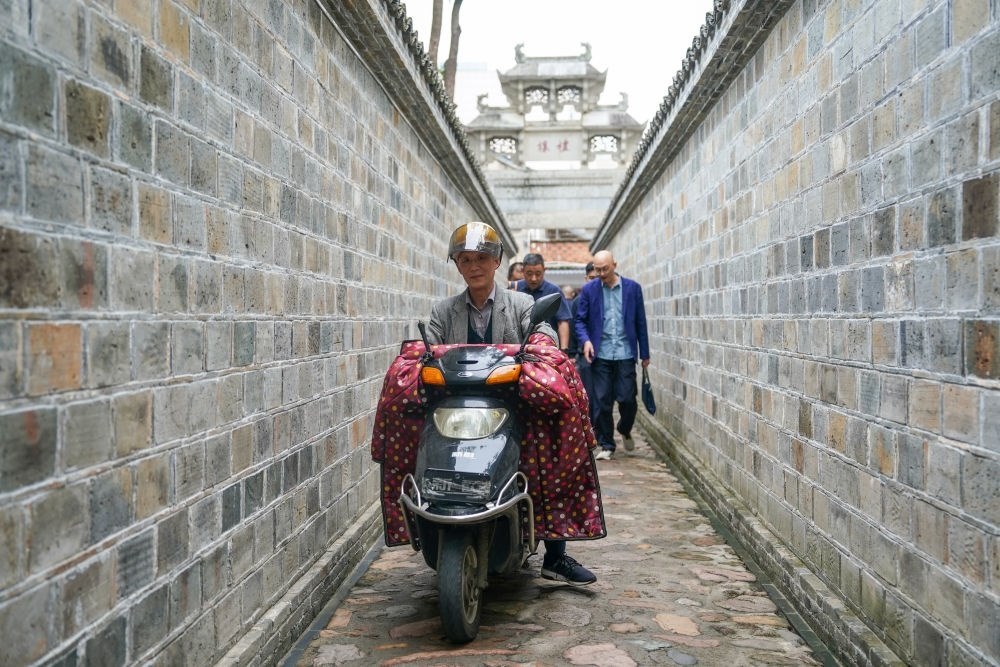 ↑市民在安徽省安慶市桐城市六尺巷通行。