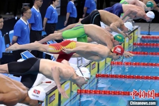 10月19日晚，2024年世界泳聯(lián)游泳世界杯上海站結(jié)束第二個(gè)比賽日的爭(zhēng)奪。圖為中國(guó)選手潘展樂(lè)(左三)在男子100米自由泳決賽中。 中新社記者 湯彥俊 攝