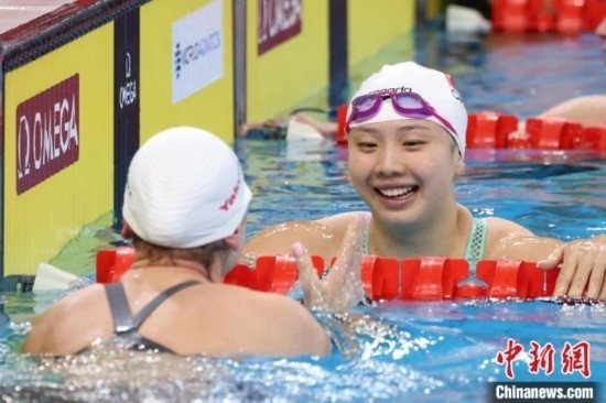 10月19日晚，2024年世界泳聯(lián)游泳世界杯上海站結(jié)束第二個(gè)比賽日的爭(zhēng)奪。圖為中國(guó)選手唐錢(qián)婷在女子100米蛙泳決賽中。 中新社記者 湯彥俊 攝