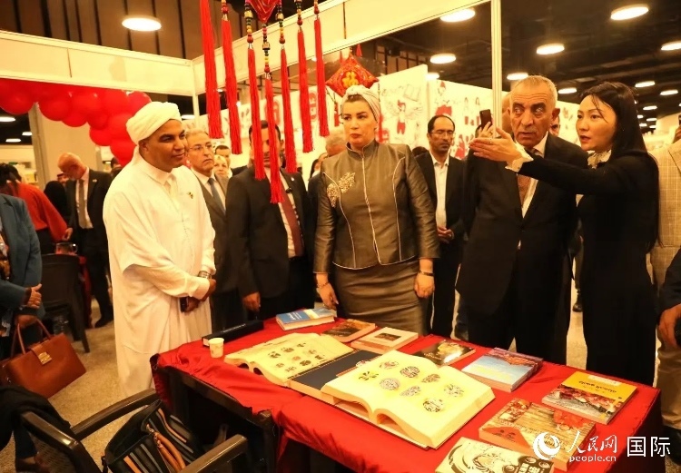 第二十三屆約旦安曼國際書展于10月10日至19日在約旦展覽中心舉行，約旦政府和民間各界人士在中國展臺翻閱圖書，熱烈交流互動，感受中華文化之美。人民網(wǎng)記者 李瀟攝
