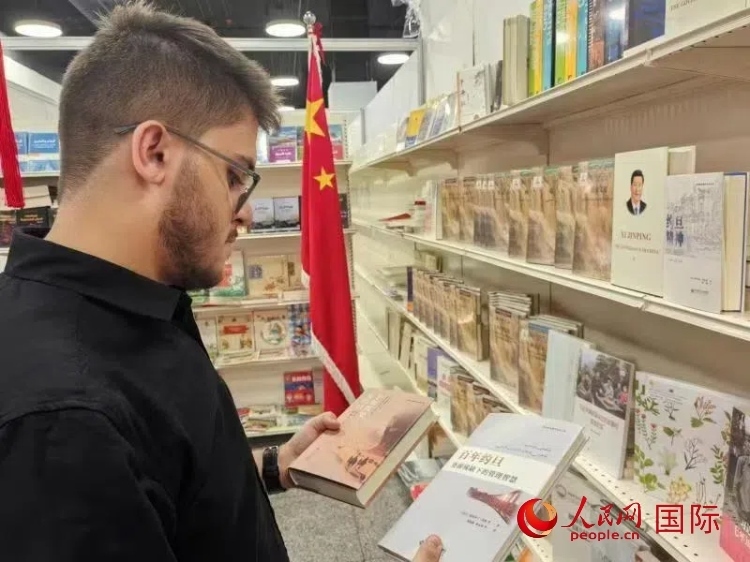 第二十三屆約旦安曼國際書展于10月10日至19日在約旦展覽中心舉行，約旦政府和民間各界人士在中國展臺翻閱圖書，熱烈交流互動，感受中華文化之美。人民網(wǎng)記者 李瀟攝