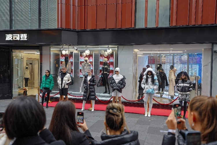 模特在波司登倫敦旗艦店門前展示新款羽絨服。主辦方供圖