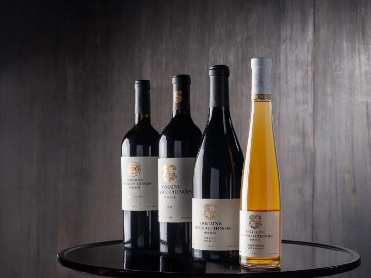 活動(dòng)現(xiàn)場(chǎng)推介了懷來(lái)中法莊園珍藏馬瑟蘭干紅、小芒森甜白等優(yōu)質(zhì)葡萄酒。主辦方供圖