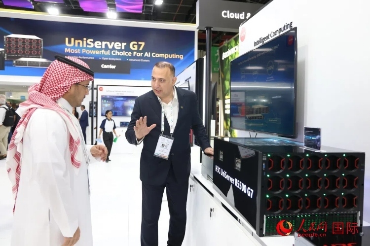 觀眾了解新華三集團(tuán)展示的最新服務(wù)器產(chǎn)品。人民網(wǎng)記者 任皓宇攝