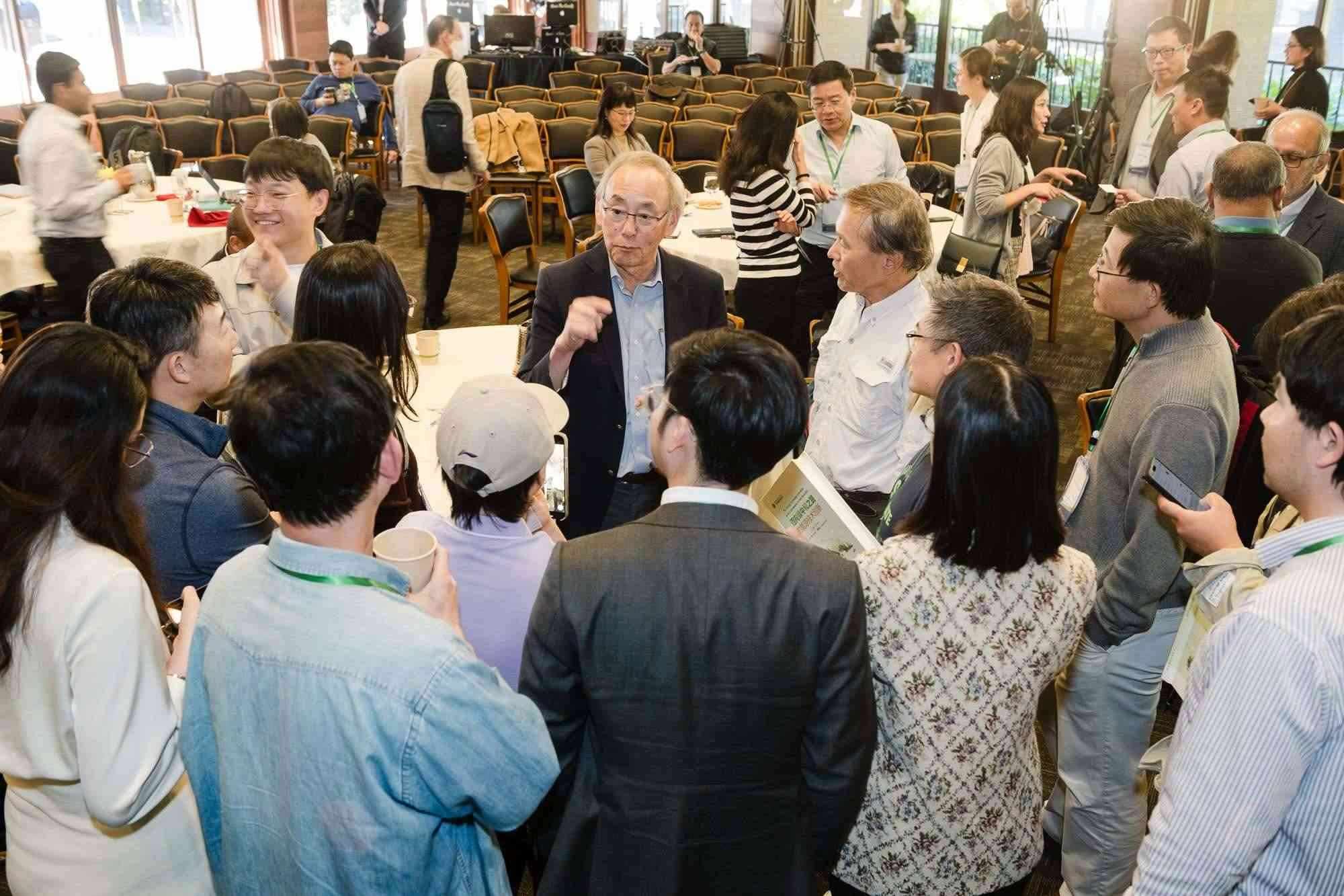 美國前能源部長、諾獎得主朱棣文教授在會場與參會者交流。馮超攝