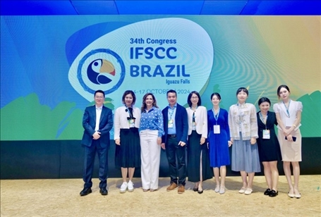 百雀羚集團高層與研發(fā)團隊。受訪方供圖