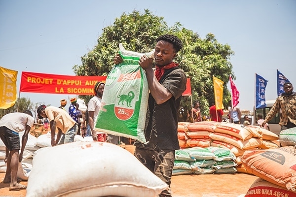 村民們興高采烈地把種子和化肥搬回家。中鐵資源供圖