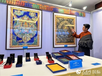 熱貢藝術(shù)國(guó)家級(jí)代表性傳承人夏吾角向嘉賓介紹作品。人民網(wǎng)記者 簡(jiǎn)承淵攝