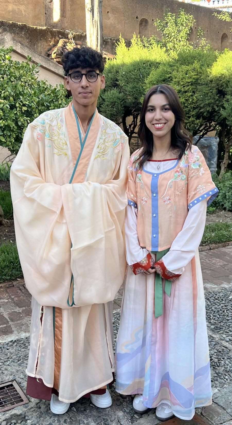 兩位青年試穿中國古代服裝。拉巴特中國文化中心供圖