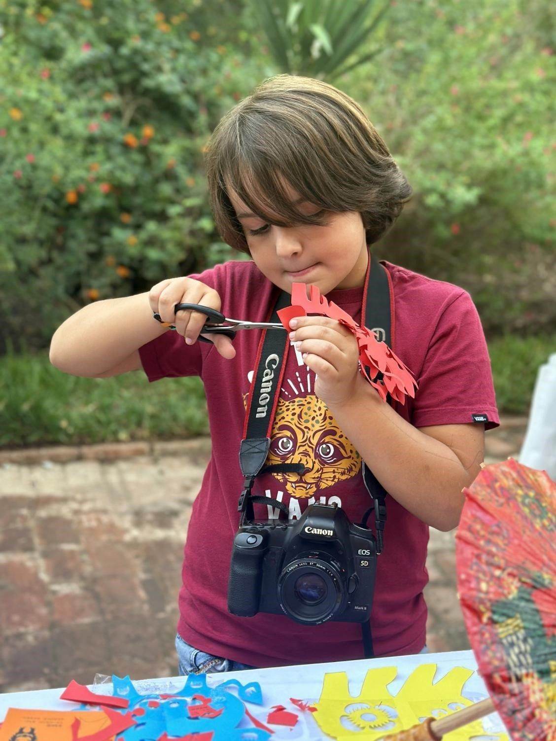 專心致志學(xué)剪紙。拉巴特中國文化中心供圖