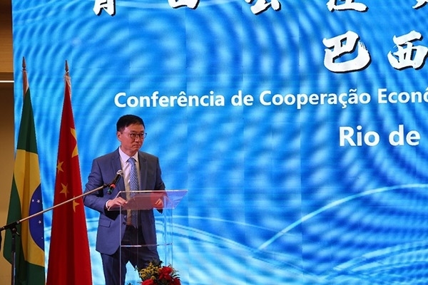 浙江省僑聯(lián)副主席兼巴西華人文化交流協(xié)會(huì)榮譽(yù)主席尹霄敏在活動(dòng)現(xiàn)場(chǎng)致辭。人民網(wǎng)記者 陳海琪攝