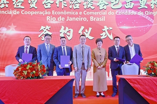 企業(yè)家在活動(dòng)現(xiàn)場(chǎng)參與項(xiàng)目簽約儀式。人民網(wǎng)記者 陳海琪攝