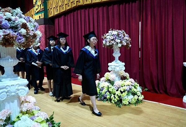 菲律賓岐黃中醫(yī)學(xué)院首屆12名畢業(yè)生順利獲得中醫(yī)相關(guān)執(zhí)業(yè)資格。人民網(wǎng)記者 樊帆攝