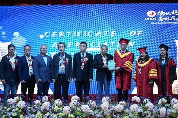 菲律賓首家中醫(yī)學(xué)院——岐黃中醫(yī)學(xué)院在馬尼拉舉行首屆畢業(yè)典禮。人民網(wǎng)記者 樊帆攝