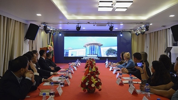 當(dāng)?shù)貢r間10月22日，山東省臨沂市代表團(tuán)訪問巴西華人文化交流協(xié)會會館，并舉行中國（臨沂）—巴西（里約）合作交流會。巴西華人文化交流協(xié)會供圖