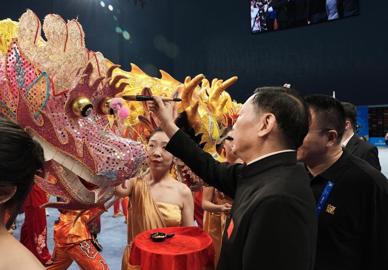 出席開賽儀式的領(lǐng)導(dǎo)及嘉賓共同為參賽龍獅隊(duì)點(diǎn)睛。（受訪者供圖）