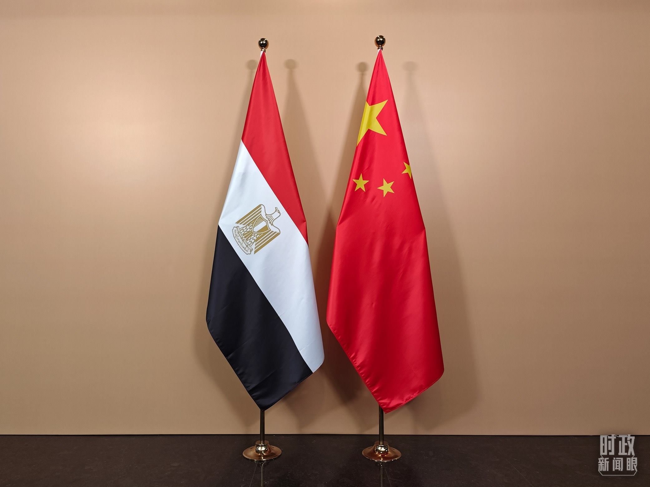 △ 會(huì)見(jiàn)廳外的中國(guó)埃及兩國(guó)國(guó)旗。（總臺(tái)央視記者彭漢明拍攝）