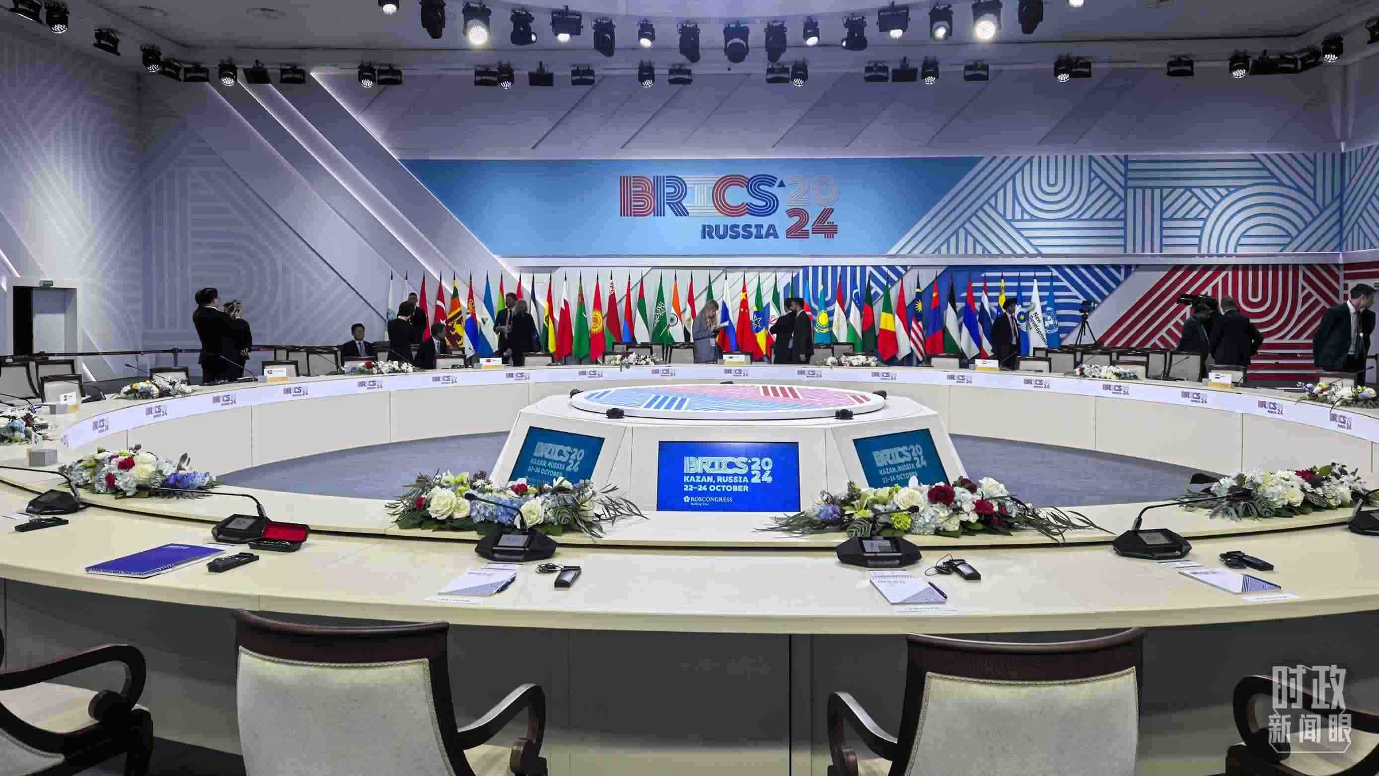 △ 金磚國(guó)家領(lǐng)導(dǎo)人大范圍會(huì)議開(kāi)始前。（總臺(tái)央視記者程鋮拍攝）