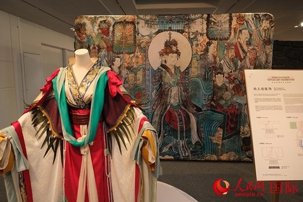 壁畫服飾的實物復刻展示。人民網(wǎng)記者 尚凱元攝