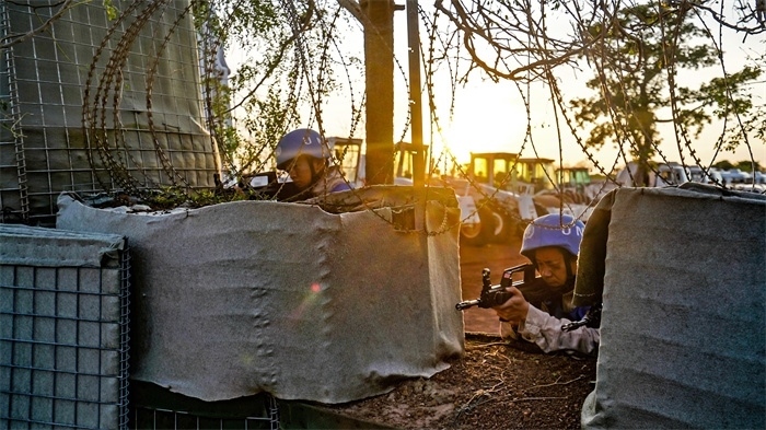 瞭望偵察一線情況。張洪奧攝