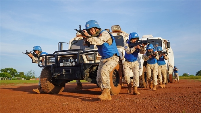 應(yīng)急分隊(duì)?wèi)?zhàn)術(shù)行進(jìn)。張洪奧攝