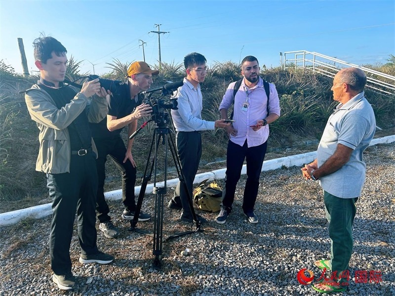 聯(lián)合采訪團正在采訪因苦咸水淡化項目受益的當?shù)孛癖姟Ｈ嗣窬W記者 陳一鳴攝