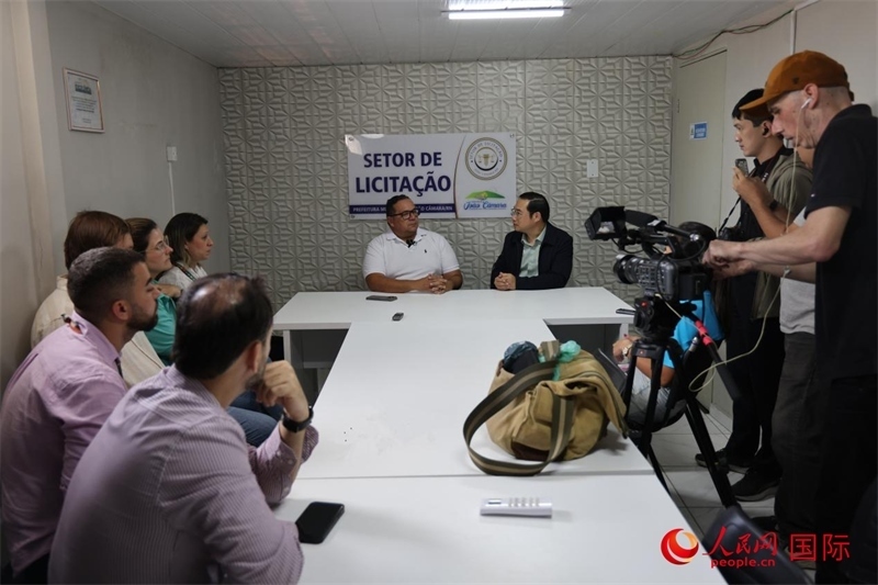 巴西東北部北里奧格蘭德州若昂卡馬拉市市長馬諾埃爾·貝爾納接受聯(lián)合采訪團采訪。 人民網記者 時元皓攝