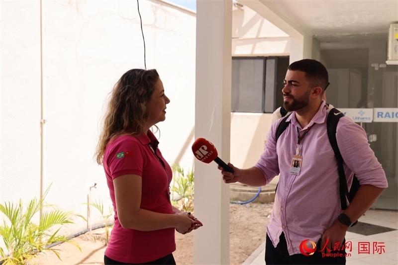 國網巴電文化中心負責人達尼埃拉·帕戈托接受參加聯(lián)合采訪團的巴西記者采訪。 人民網記者 時元皓攝