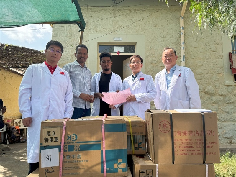 中國醫(yī)療隊向科倫醫(yī)院捐贈藥品和醫(yī)療物資。中國第17批援厄立特里亞醫(yī)療隊供圖