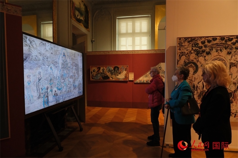 觀眾在展臺觀看錄像講解。人民網(wǎng)記者 尚凱元攝