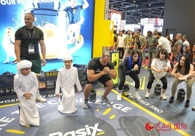 觀眾參加“蹲馬步”比賽。人民網(wǎng)中東中心分社塔里克·易卜拉欣攝