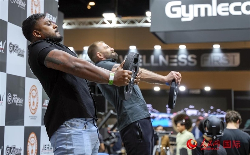 觀眾參加舉重物比賽。人民網(wǎng)中東中心分社塔里克·易卜拉欣攝