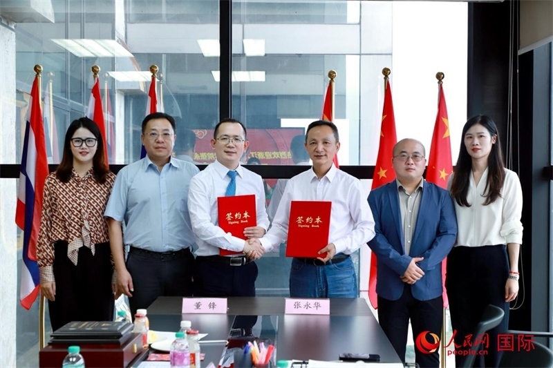 會(huì)談現(xiàn)場(chǎng)。左三為泰中僑商聯(lián)合會(huì)副主席董峰；右三為浙江大學(xué)光華法學(xué)院黨委書記張永華。人民網(wǎng)記者 簡承淵攝