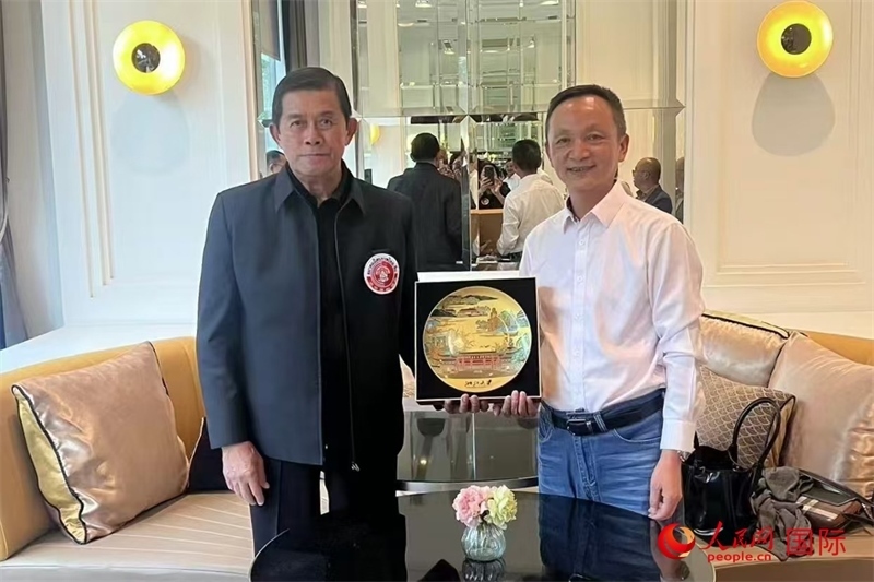 泰中友好協(xié)會(huì)會(huì)長、泰國前副總理功·塔帕朗西（左一）會(huì)見浙大團(tuán)組一行。人民網(wǎng)記者 簡承淵攝