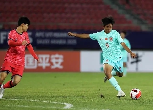 國少隊球員魏祥鑫（右）比賽中傳球。新華社記者 李鋼攝