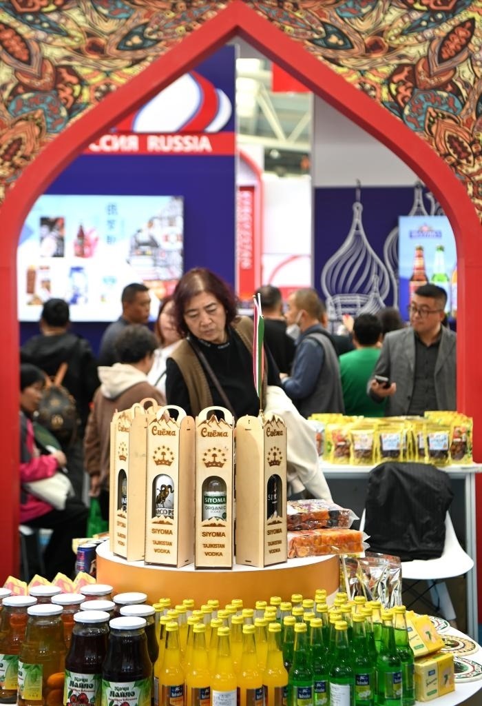 10月25日，觀眾在楊凌農(nóng)高會(huì)上合組織國家農(nóng)業(yè)展區(qū)了解農(nóng)產(chǎn)品。新華社記者 鄒競一 攝