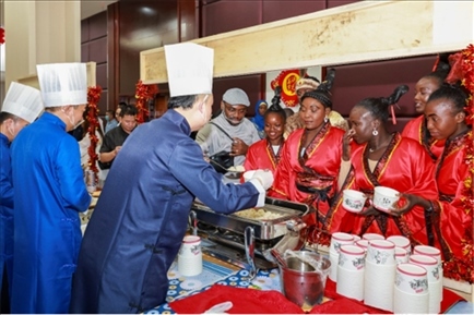 恩賈梅納大學孔子學院的學生們對中國餃子情有獨鐘。主辦方供圖