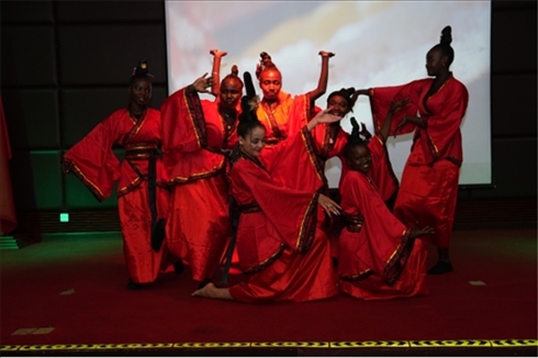 孔子學院的學生表演中國舞《昭君出塞》。主辦方供圖