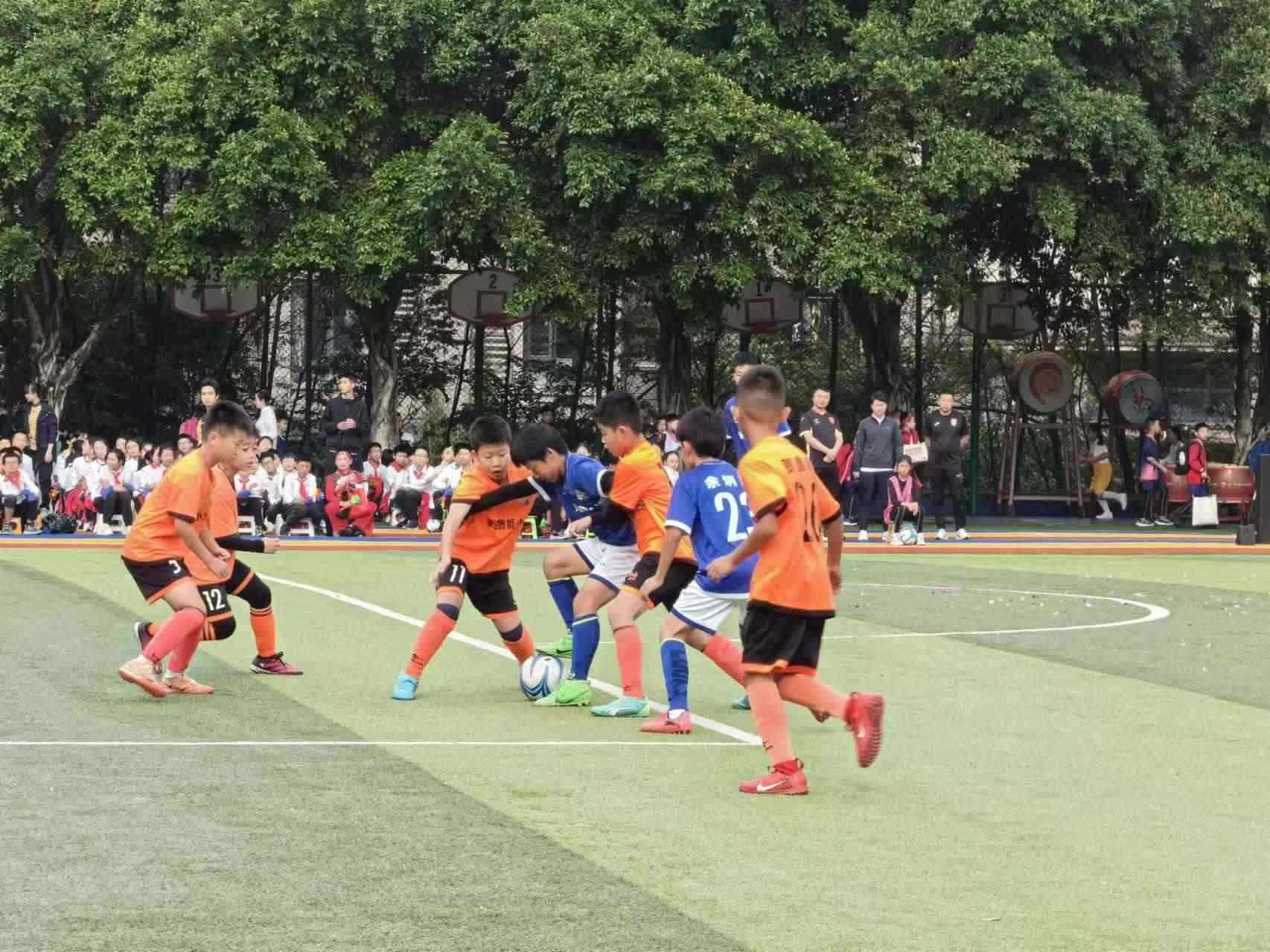 珊瑚魯能小學(xué)的學(xué)生們在進行足球比賽。 人民網(wǎng)記者 楊磊攝