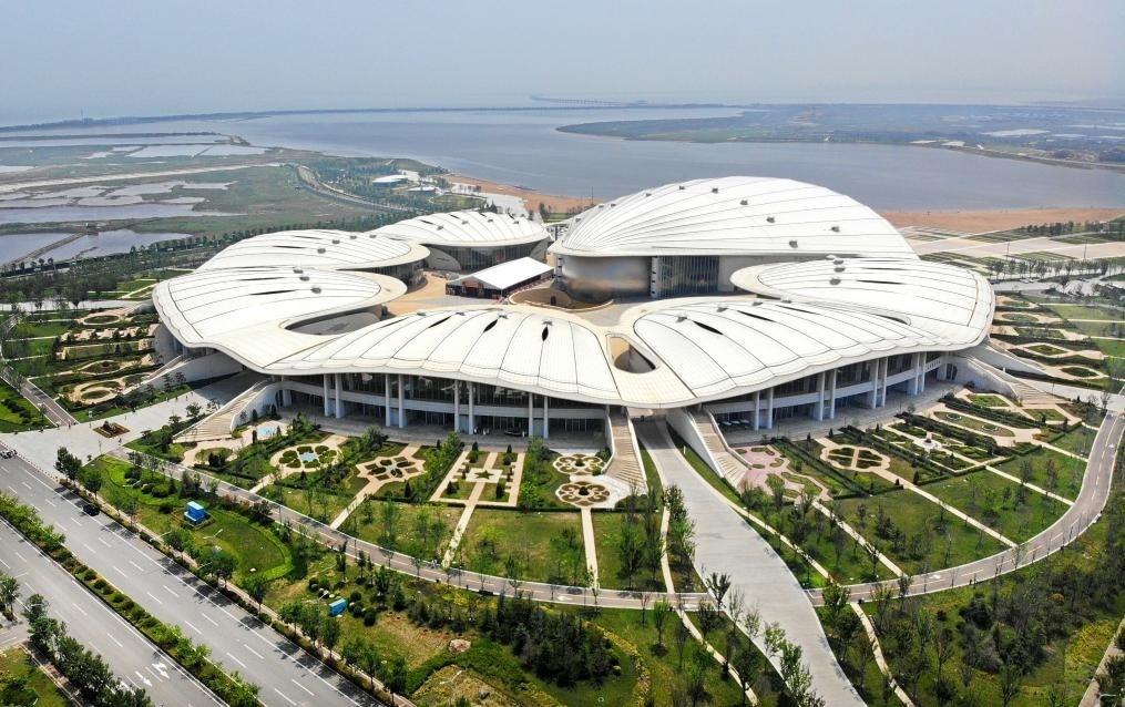 位于中國—上海合作組織地方經(jīng)貿(mào)合作示范區(qū)的青島·上合之珠國際博覽中心（2024年7月18日攝，無人機照片）。新華社記者李紫恒 攝