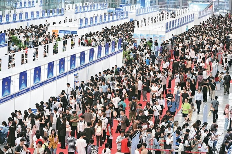 2024年10月12日，第28屆全國高校畢業(yè)生秋季就業(yè)雙選會在深圳會展中心舉辦。圖為雙選會現(xiàn)場。 中新社記者 陳文/攝